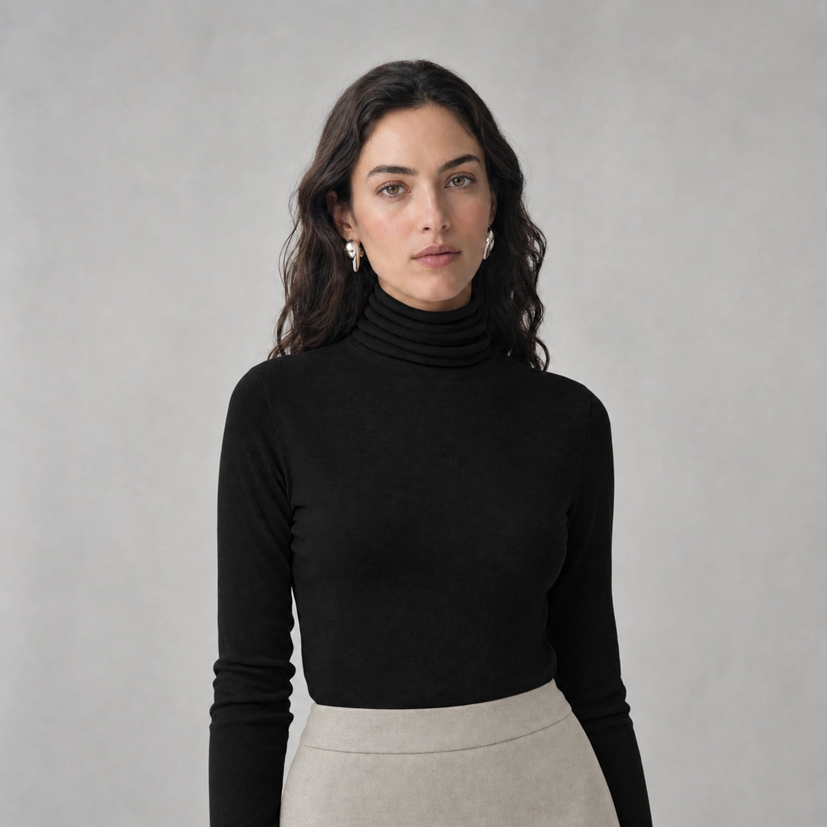 Elowen Merino Rollneck in Black, front portrait