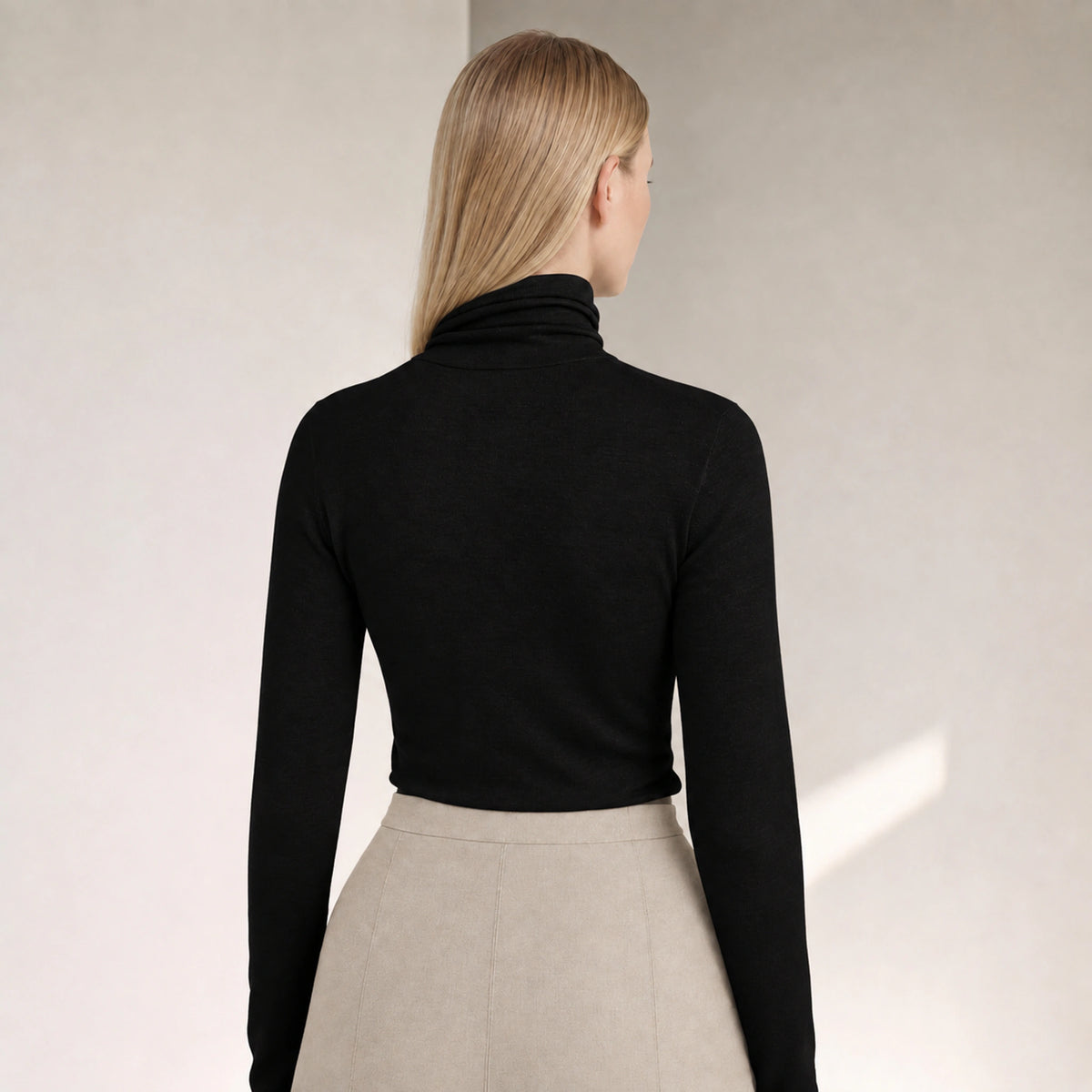 Elowen Merino Rollneck in Black, rear portrait