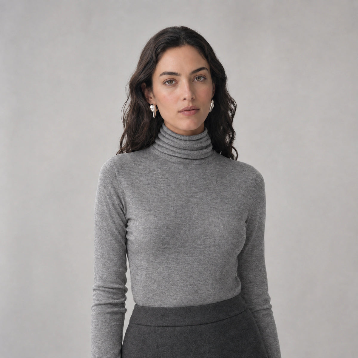 Elowen Merino Rollneck in Grey Mélange, front portrait