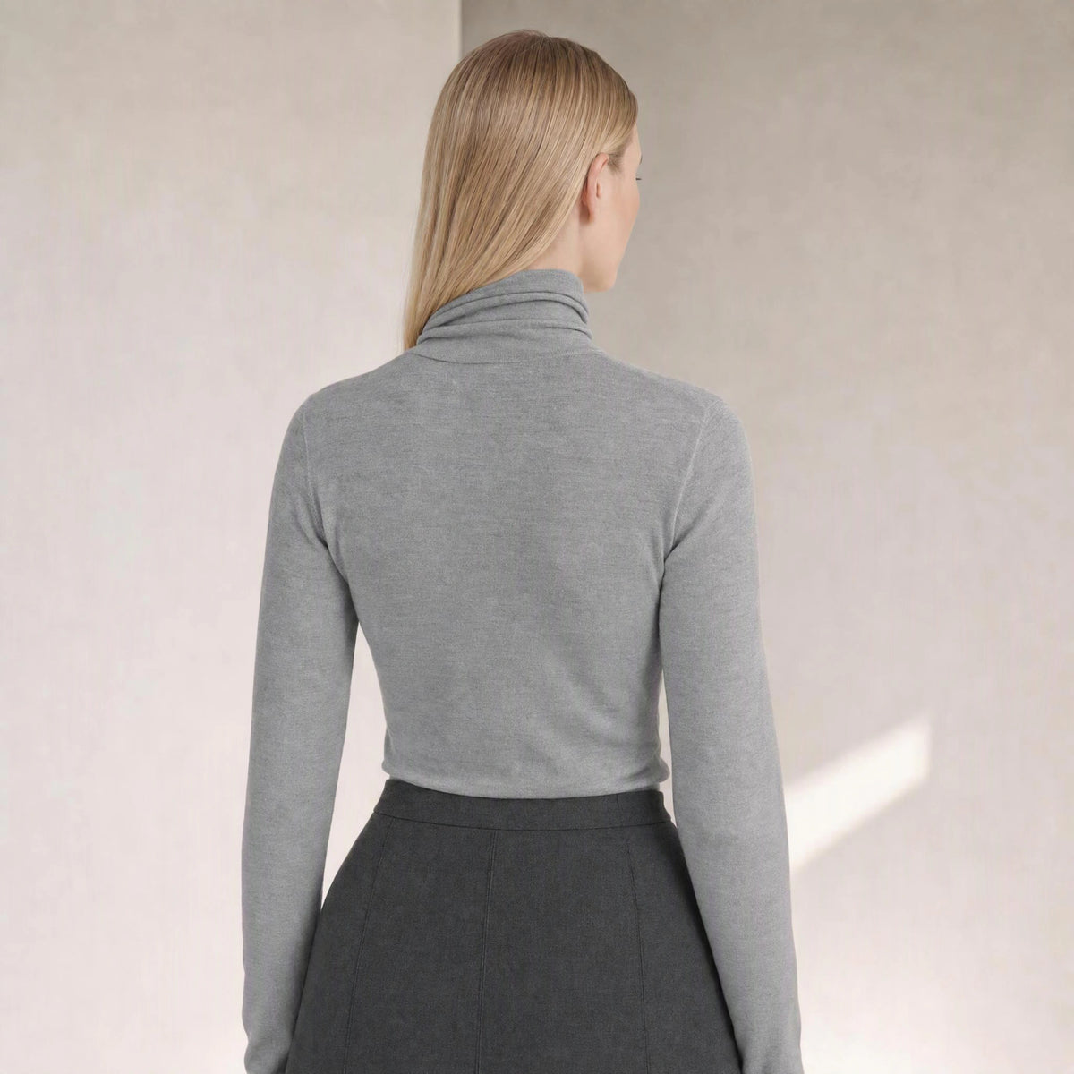 Elowen Merino Rollneck in Grey Mélange, rear portrait