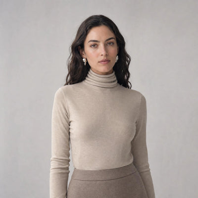 Elowen Merino Rollneck in Stone, front portrait