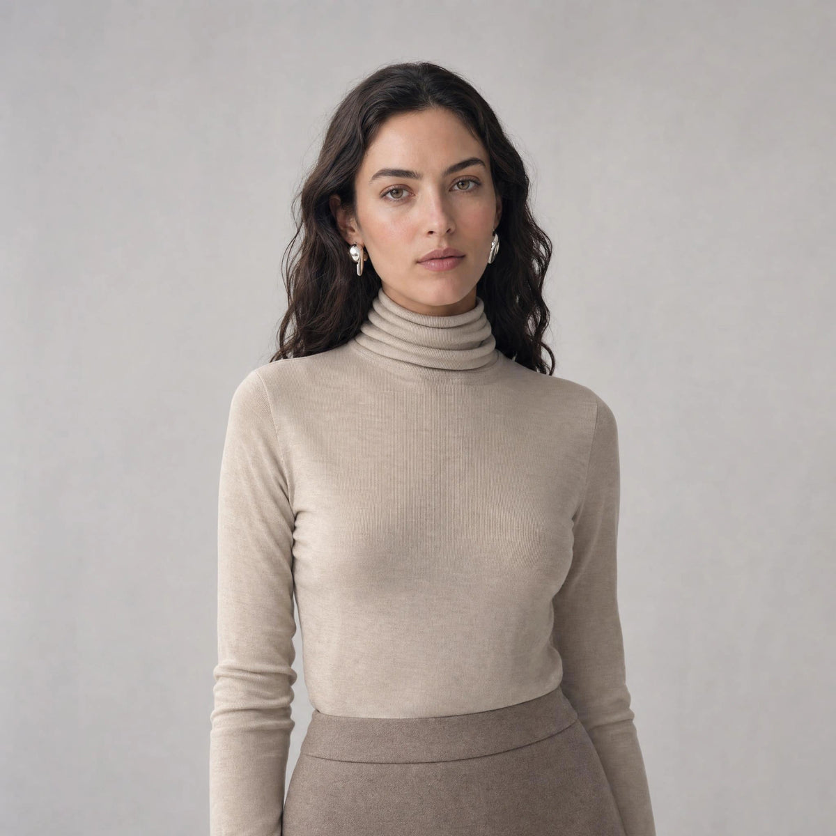 Elowen Merino Rollneck in Stone, front portrait