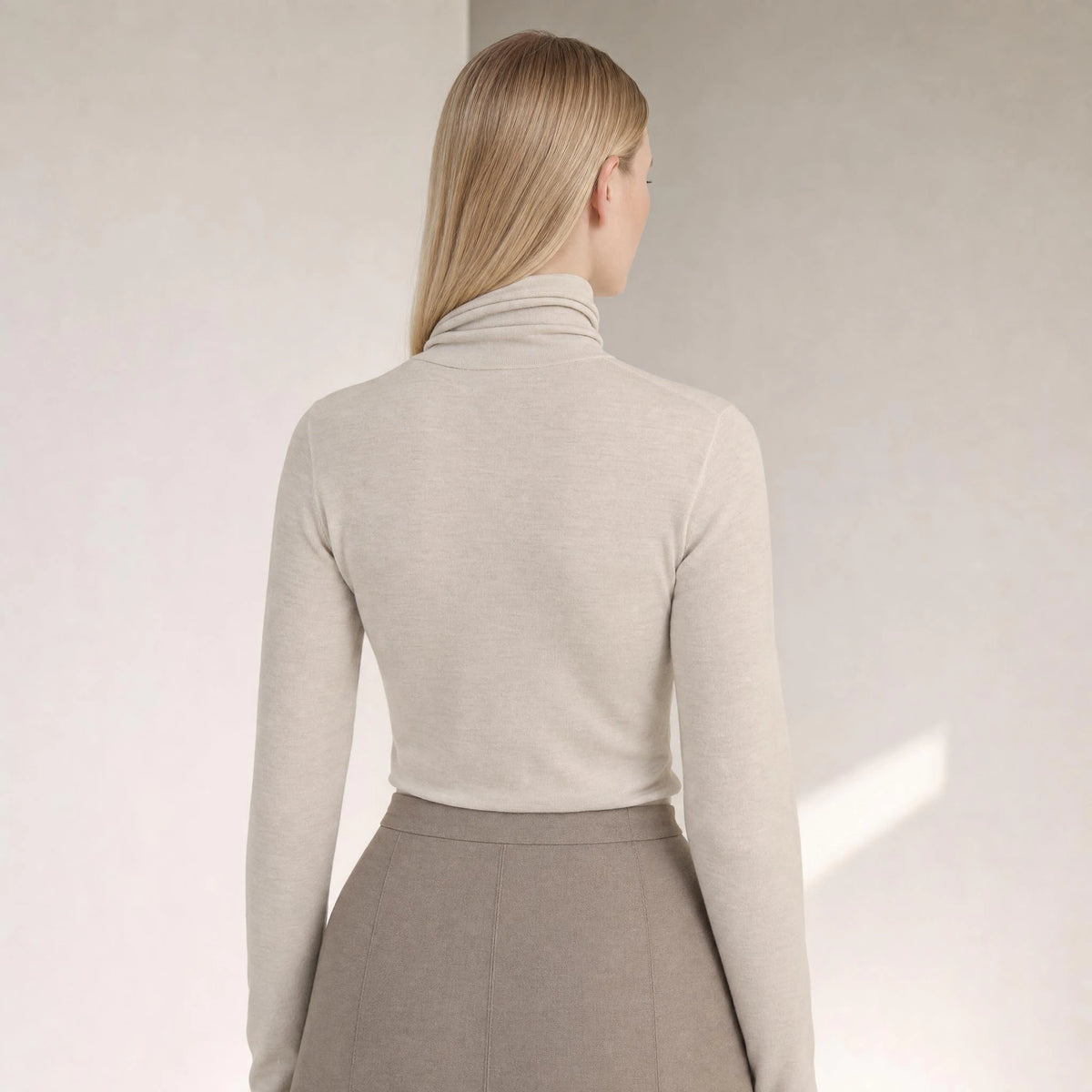 Elowen Merino Rollneck in Stone, rear portrait